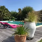 Belle Bord De Avec Piscine Villa