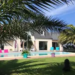 Belle Bord De Avec Piscine Villa