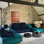 Belle Bord De Avec Piscine Villa