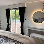 Villa Belle Bord De Avec Piscine *