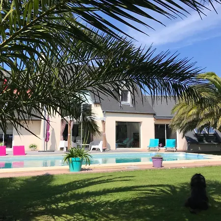 Belle Bord De Avec Piscine Villa