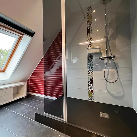 Belle Bord De Avec Piscine Villa