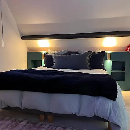 Belle Bord De Avec Piscine Villa