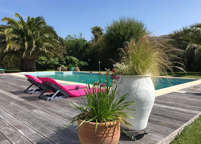 Belle Bord De Avec Piscine Villa