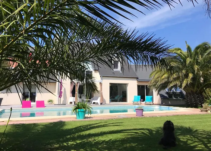 Belle Bord De Avec Piscine Villa