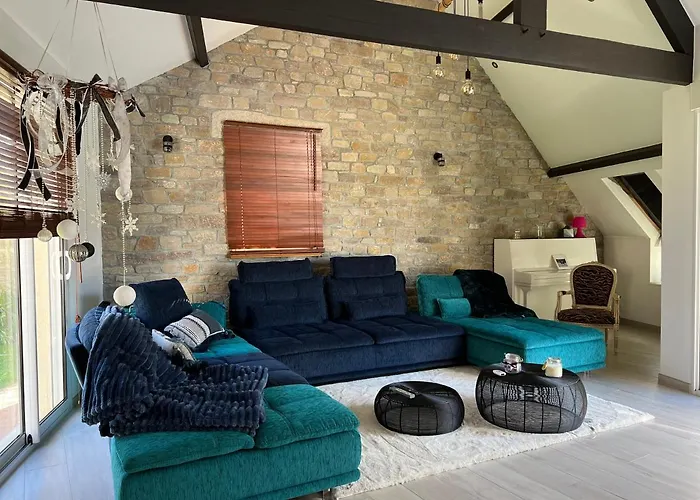 Belle Bord De Avec Piscine Villa