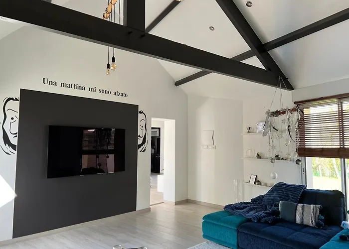 Belle Bord De Avec Piscine Villa *