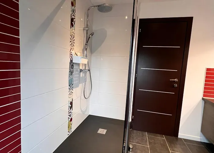 Belle Bord De Avec Piscine Urville-Nacqueville