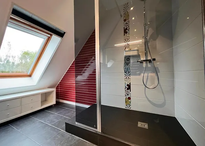 Belle Bord De Avec Piscine Villa